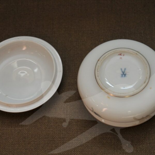 Malovaná porcelánová dóza Míšeň