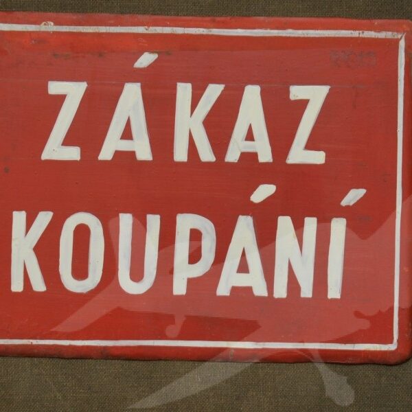Stará malovaná cedule - zákaz koupání