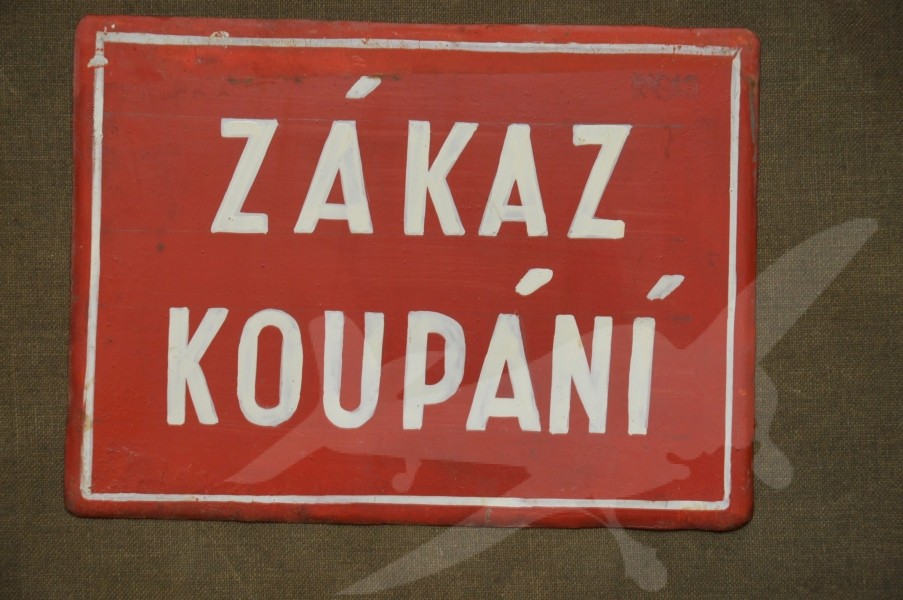 Stará malovaná cedule - zákaz koupání