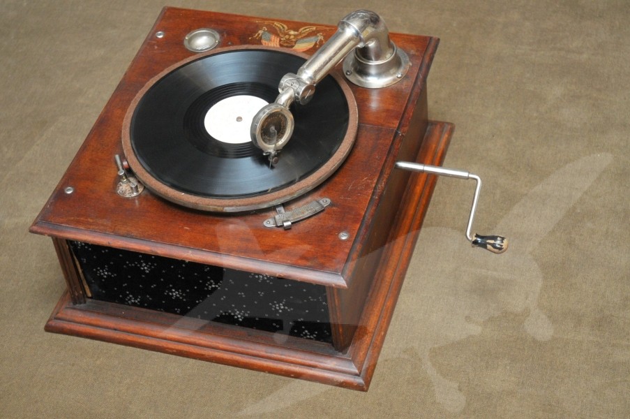 Historický gramofon na kliku - na desky 78 otáček