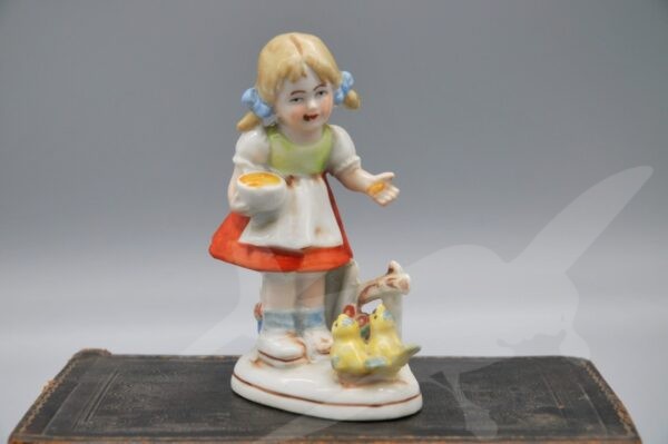 Starožitná porcelánová soška děvčátko s kuřaty Germany