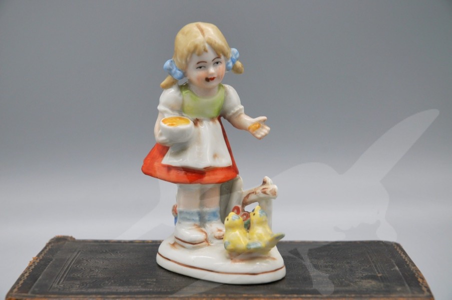 Starožitná porcelánová soška děvčátko s kuřaty Germany