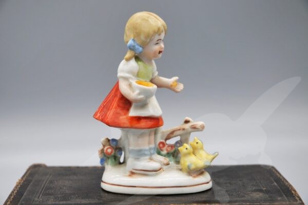 Starožitná porcelánová soška děvčátko s kuřaty Germany - Image 2