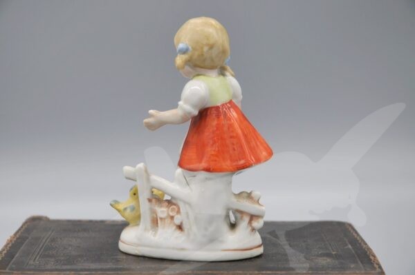 Starožitná porcelánová soška děvčátko s kuřaty Germany - Image 4