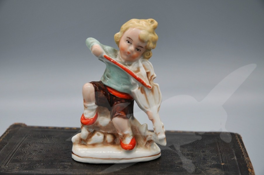 Starožitná porcelánová soška chlapec s houslemi Germany