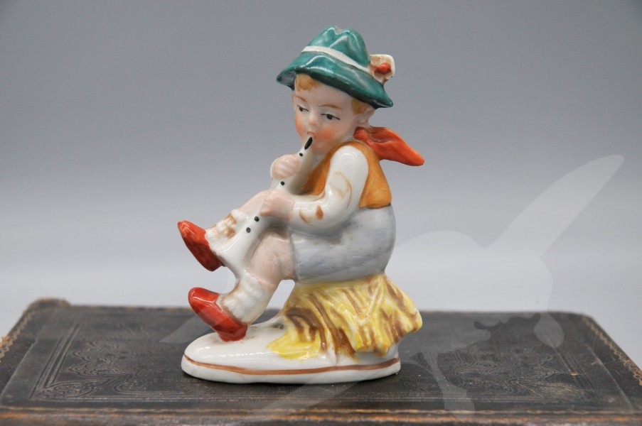 Starožitná porcelánová soška chlapec s píšťalou Germany