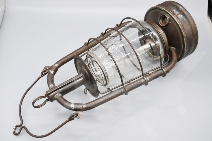 Petrolejová pancéřová lampa BAT Fledermaus No 7.