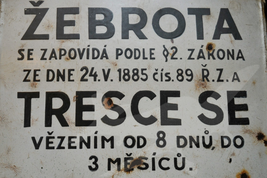 Originální smaltovaná cedule z nádraží - ŽEBROTA Vysočany