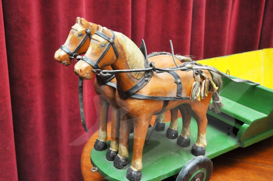 Dřevění vyřezávaní koně s vozíkem historická hračka